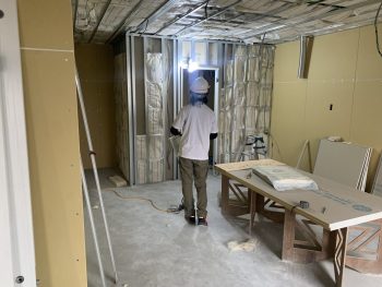 1人でボード貼ってます。